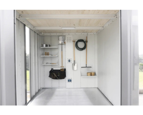 Vnútorný pohľad na záhradný domček s policami a záhradným náradím