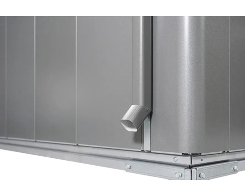 Detailný pohľad na kovový záhradný domček s odkvapom