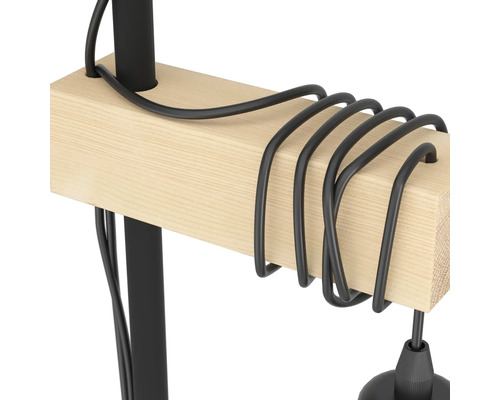 Detail stojacej lampy s drevenou základňou a čiernym káblom