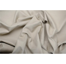 Detail béžovej látky so záhybmi