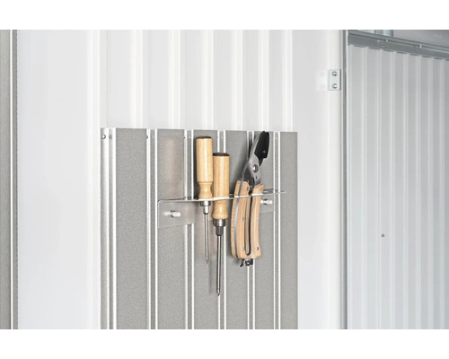 Nástenná doska na náradie so skrutkovačmi a záhradníckymi nožnicami na stene