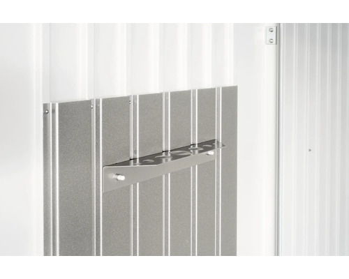 Detailný pohľad na držiak náradia na kovovej stene