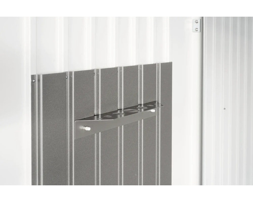 Držiak na záhradné náradie na stene záhradného domčeka