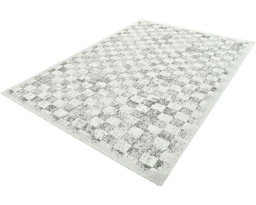 Koberec so šachovnicovým vzorom