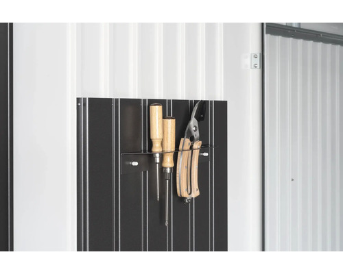 Náradie na kovovom nástennom držiaku so skrutkovačmi a záhradníckymi nožnicami