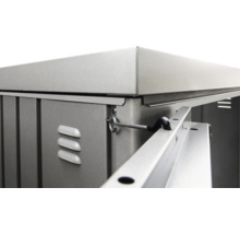 Detailný pohľad na kovový záhradný box s uzamykacím mechanizmom a vetracími otvormi