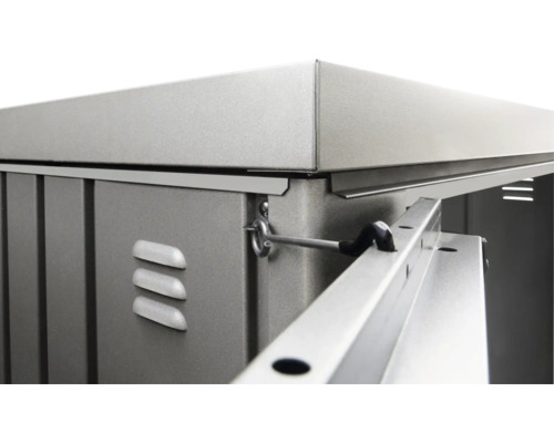 Detailný pohľad na kovový záhradný box s uzamykacím mechanizmom a vetracími otvormi