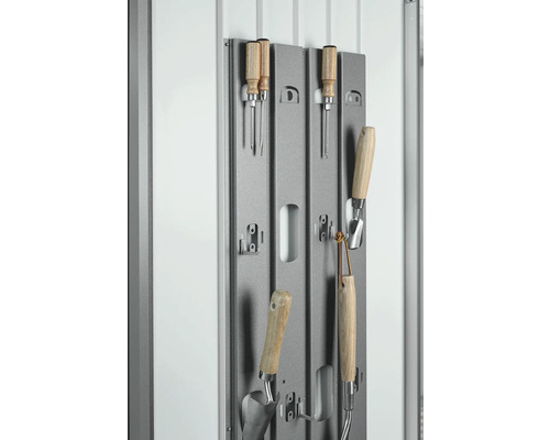 Držiak na záhradné náradie s rôznym záhradným náradím