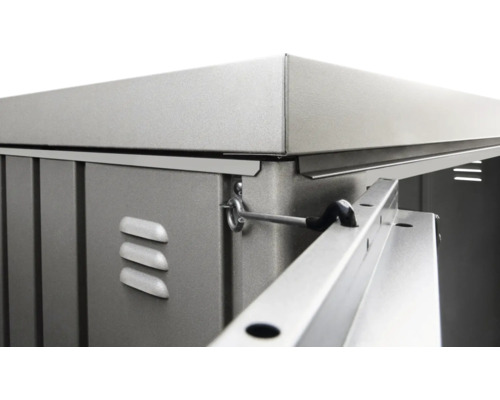 Detailný pohľad na kovový záhradný domček s vetracími otvormi a konštrukciou strechy