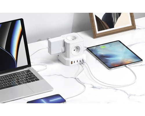 Rozbočka s USB portami a pripojenými elektronickými zariadeniami na stole