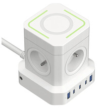 Biela kocka zásuvky s USB portami a funkciou bezdrôtového nabíjania
