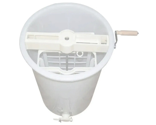 Medomet z plastu s ručnou kľukou na zber medu