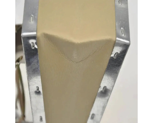 Detailný pohľad na béžový napnutý textilný povrch s kovovým rámom