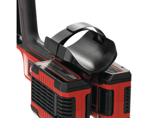 Dve červené a čierne batérie pre elektrické náradie