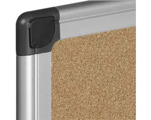 Detail korkovej dosky so strieborným rámom a rohom