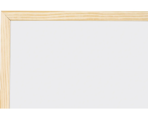 Biela tabuľa s dreveným rámom