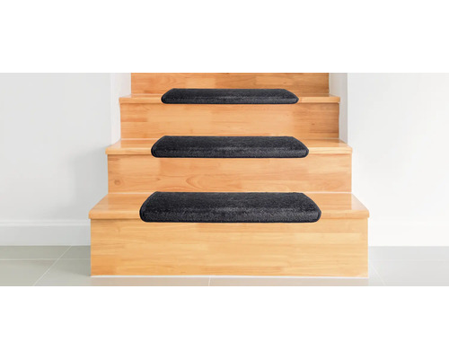 Drevené schodisko s čiernymi stupnicami.