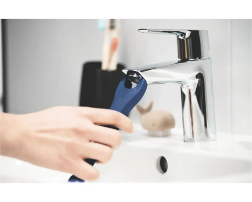 Údržba armatúry pomocou kľúča na umývadle