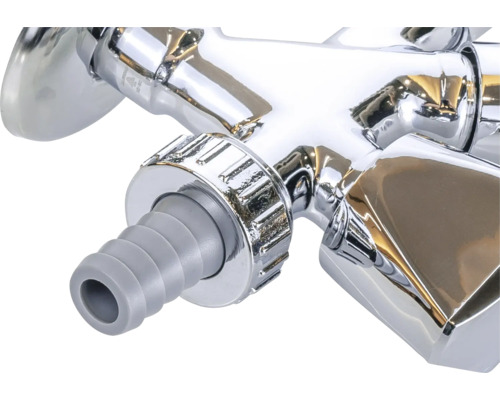 Detailný pohľad na vodovodný kohútik s hadicovou prípojkou.