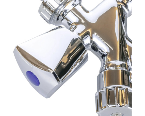 Detail chrómovej vodovodnej batérie s modrým gombíkom