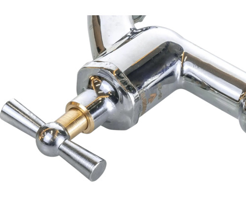 Detail vodovodnej batérie s krížovou rukoväťou