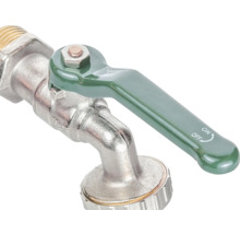 Vodovodný kohútik s pákovou rukoväťou a symbolom smeru otáčania