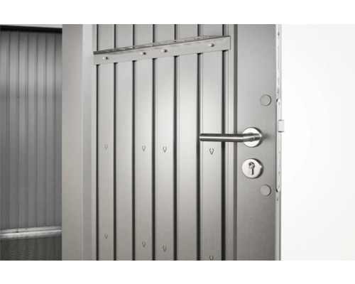 Otvorené kovové dvere s kľučkou a zámkom