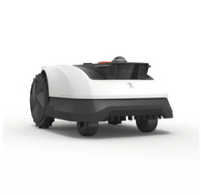 Pohľad zozadu na robotickú kosačku