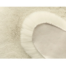 Detailný záber koberca z umelej kožušiny s textilným podkladom