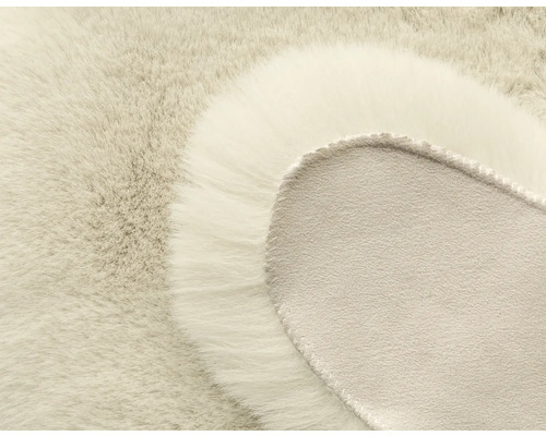 Detailný záber koberca z umelej kožušiny s textilným podkladom