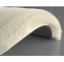 Detailný pohľad na koberec s vysokým vlasom s tkanou podložkou