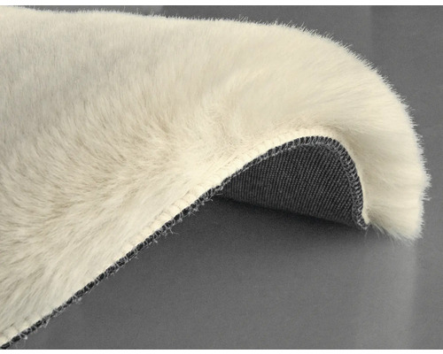 Detailný pohľad na koberec s vysokým vlasom s tkanou podložkou