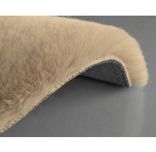 Detailný pohľad na béžový koberec s vlasom