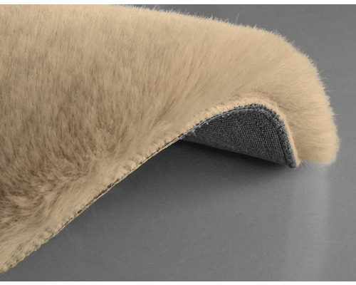 Detailný pohľad na béžový koberec s vlasom