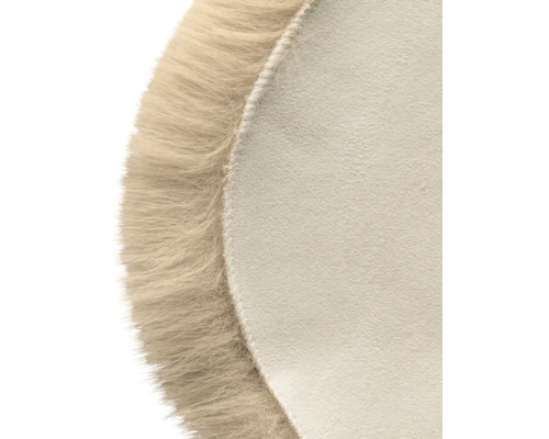 Detail okrúhleho koberca s dlhým vlasom