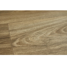 Detail laminátovej podlahy s dreveným vzhľadom