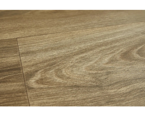 Detail laminátovej podlahy s dreveným vzhľadom