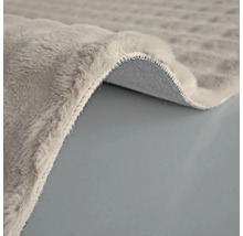 Detailný pohľad na sivý koberec s vlasom