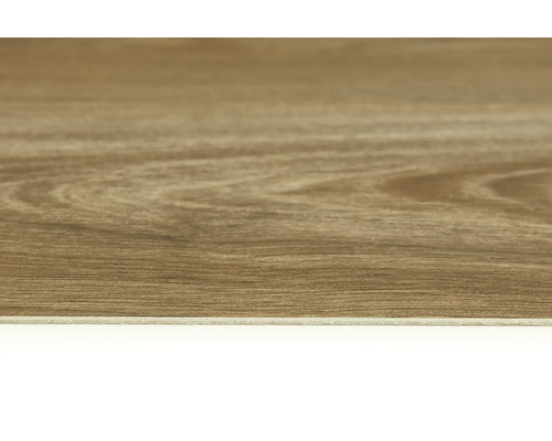 Detailný záber podlahovej dlaždice s dreveným vzhľadom