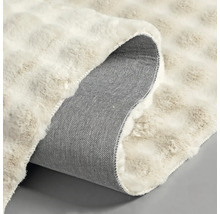 Detailný pohľad na koberec s vlasom a tkanou zadnou stranou.