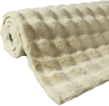 Zrolovaná, mäkká plyšová deka so vzorovanou štruktúrou