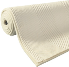 Zrolovaná podložka pod koberec s cikcakovým vzorom