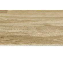 Detail laminátovej podlahy s dreveným vzhľadom.