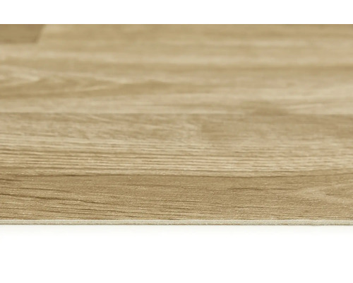 Detail laminátovej podlahy s dreveným vzhľadom.