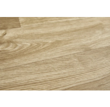 Detail laminátovej podlahy s dreveným vzhľadom