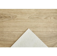 Biela netkaná textília na drevenom pozadí