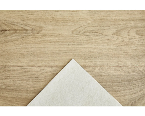 Biela netkaná textília na drevenom pozadí