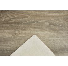 Výrez koberca na drevenej podlahe