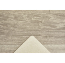 Drevená podlaha s podložkou pod koberec