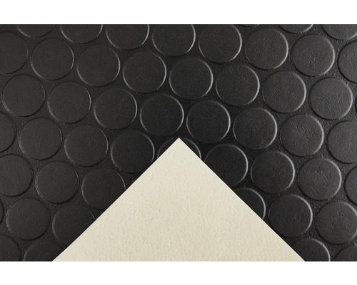 Gumová rohož s hrboľkovým vzorom a odklopeným rohom.